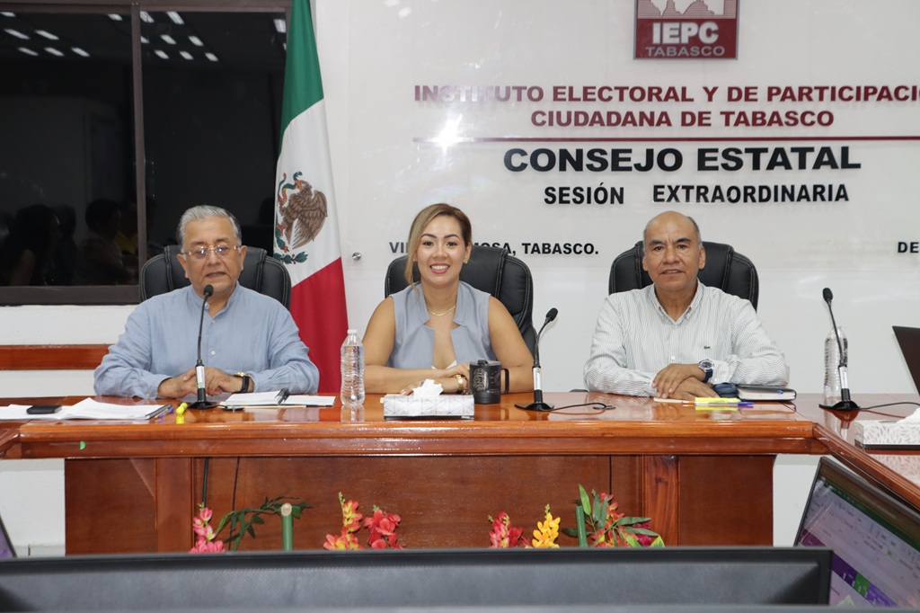 una mujer y tres hombres sentados sonriendo