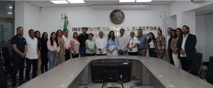 varias personas de pie posando para la foto oficial