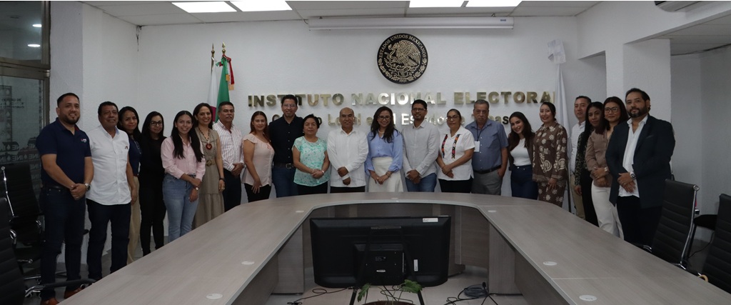 varias personas de pie posando para la foto oficial