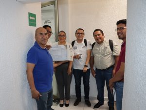 cinco hombres y una mujer de pie afuera de una oficina