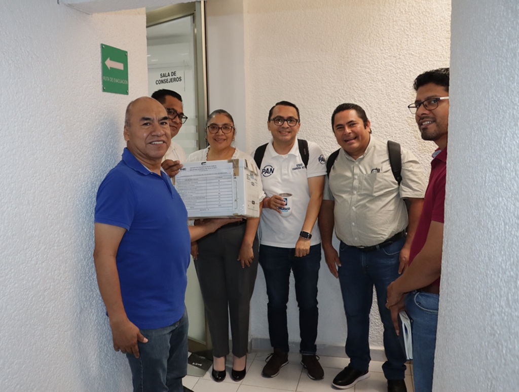 cinco hombres y una mujer de pie afuera de una oficina