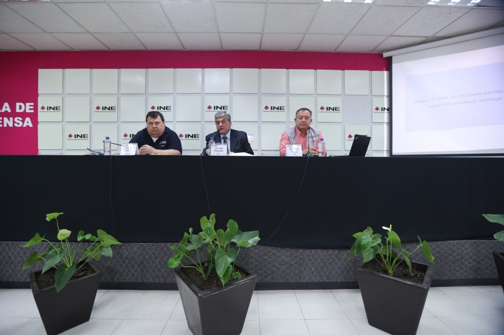 Consejero Uuc-kib Espadas en conferencia de prensa