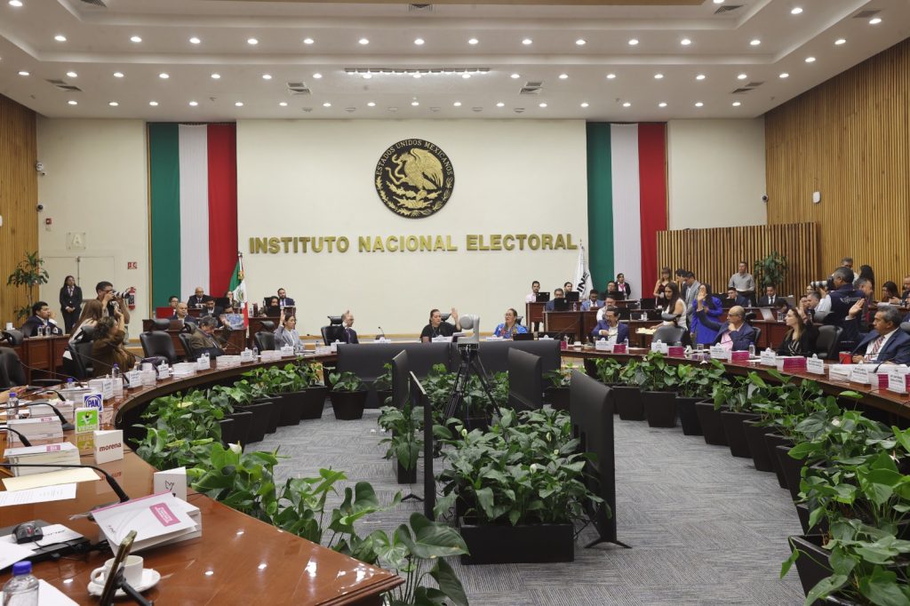 Personas Consejeras Electorales y representantes de partidos políticos sentados en el Salón del Consejo.