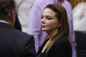 Carla Humphrey Jordan, Consejera Electoral y Juan Miguel Castro Rendon Representante de Movimiento Ciudadano interactuando en la sesión.
