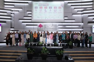 Personas participantes paradas en el estrado posando para la foto.