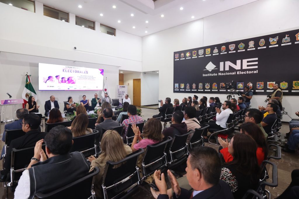 Publico asistente a la mesa del tercer día de Semana de Ejecución de Convenios con Asociaciones Electorales