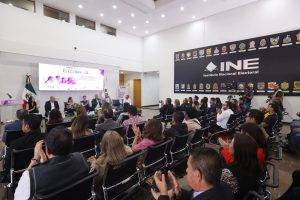 Publico asistente a la mesa del tercer día de Semana de Ejecución de Convenios con Asociaciones Electorales