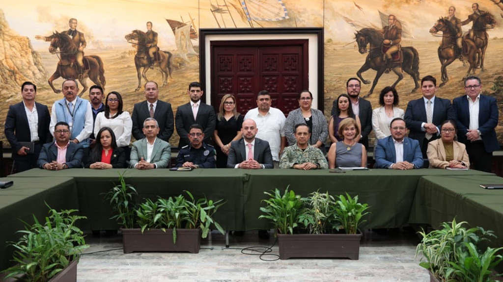 varias personas de pie y algunas sentadas posando para la fotografía oficial