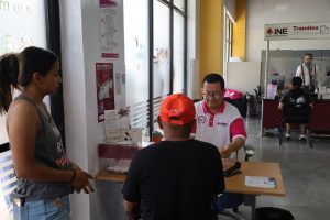 tres personas siendo atendidas en un módulo del INE