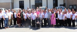 más de 10 personas posando para la foto oficial