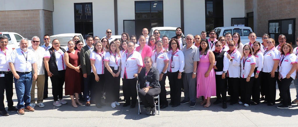 más de 10 personas posando para la foto oficial