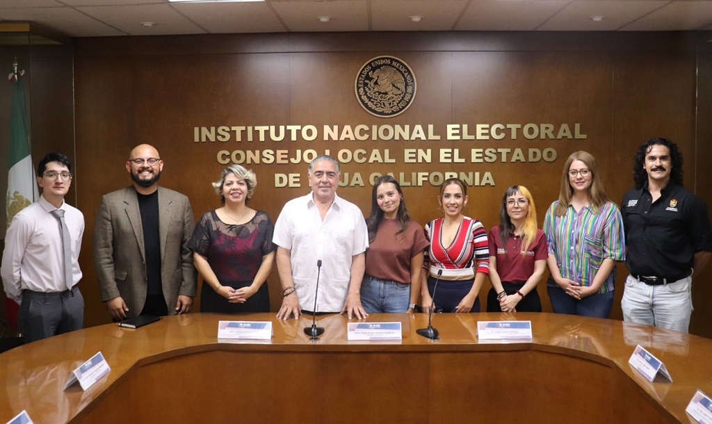 nueve personas de pie posando para la foto