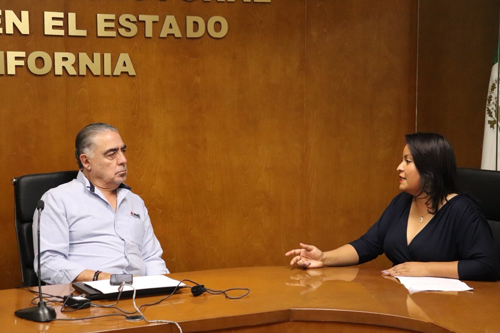 Una mujer y un hombre sentados conversando