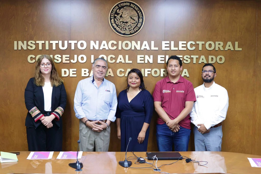 cinco personas, tres mujeres y dos hombres de pie posando para la foto oficia