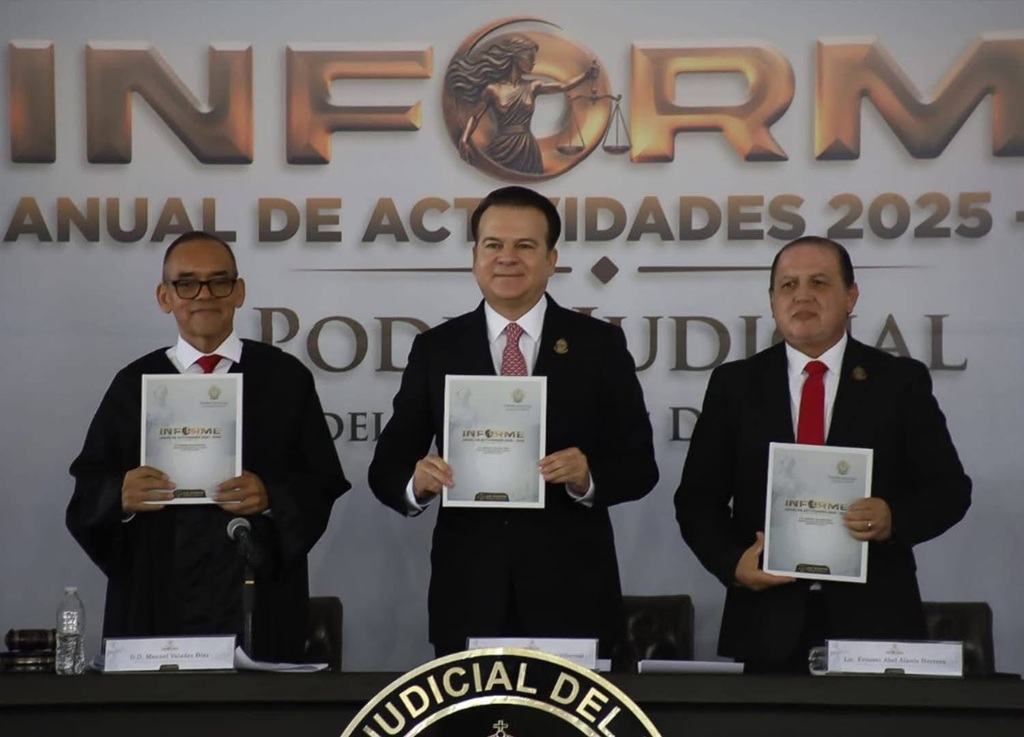tres hombre de pie, sosteniendo un documento
