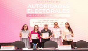 cinco mujeres de pie, sostienen cada una un diploma
