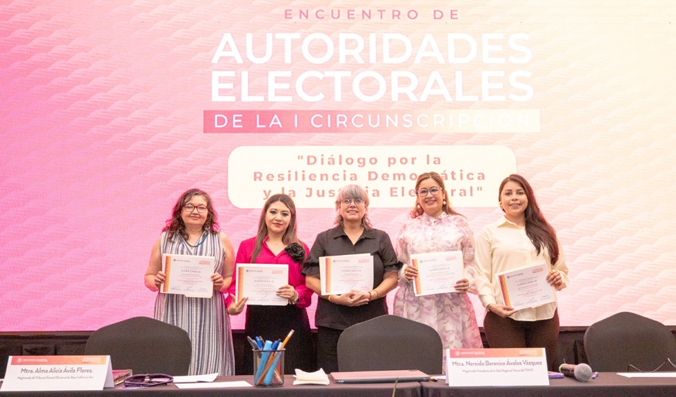 cinco mujeres de pie, sostienen cada una un diploma