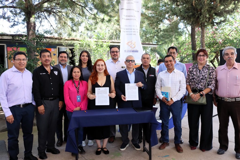 trece personas de pie posando para la foto oficial