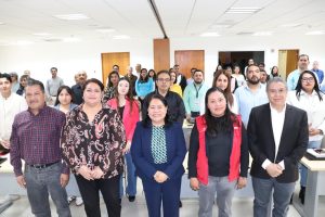 varias personas de pie en un salón posado para la foto
