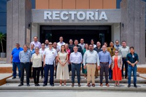 varias personas de pie afuera de las instalaciones de una universidad