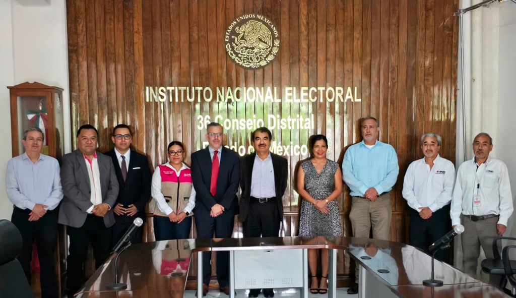diez personas de pie posando para la fotografía oficial