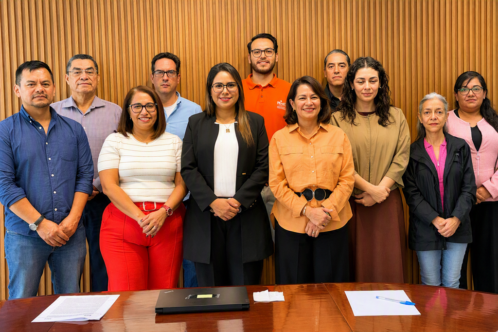 varias personas de pie posando para la fotografía oficial