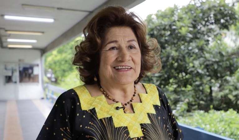 Mujer en entrevista, hablando a la cámara