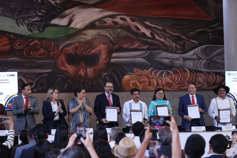 Autoridades, funcionarias y funcionarios en Firma del Convenio pueblos y comunidades indígenas y afromexicanas