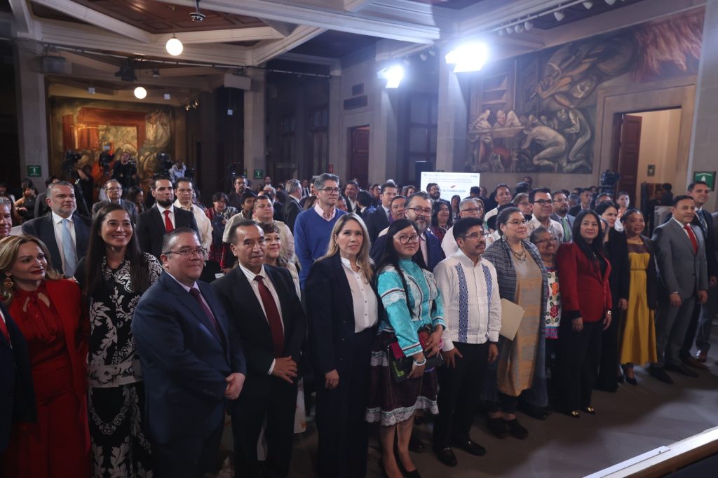 Autoridades, funcionarias y funcionarios en Firma del Convenio pueblos y comunidades indígenas y afromexicanas