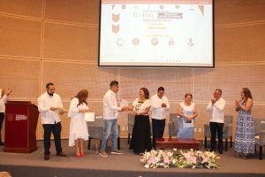 Entrega de diplomas a participantes del foro Diálogos por los Derechos Político-Electorales