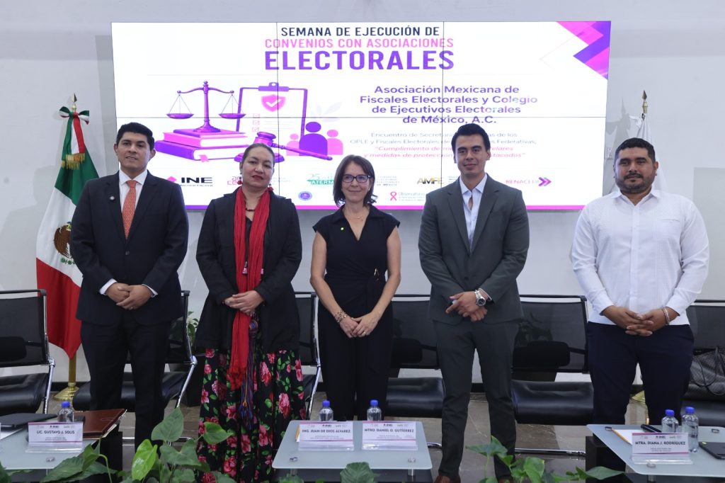 Arlett Espino con panelistas del Encuentro de secretarias ejecutivas y Fiscales