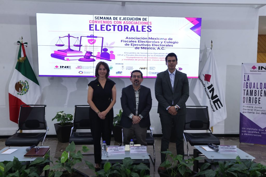 Consejero Arturo Chávez con una mujer y un hombre en el panel, Encuentro de secretarias ejecutivas y Fiscales