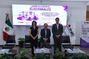 Consejero Arturo Chávez con una mujer y un hombre en el panel, Encuentro de secretarias ejecutivas y Fiscales