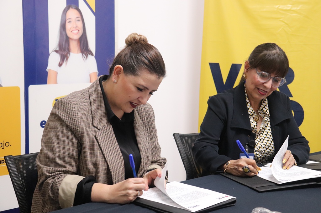 Dos mujeres firmando un documento