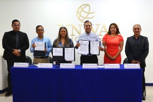 seis personas de pie, para la foto oficial, tres sostienen un documento.