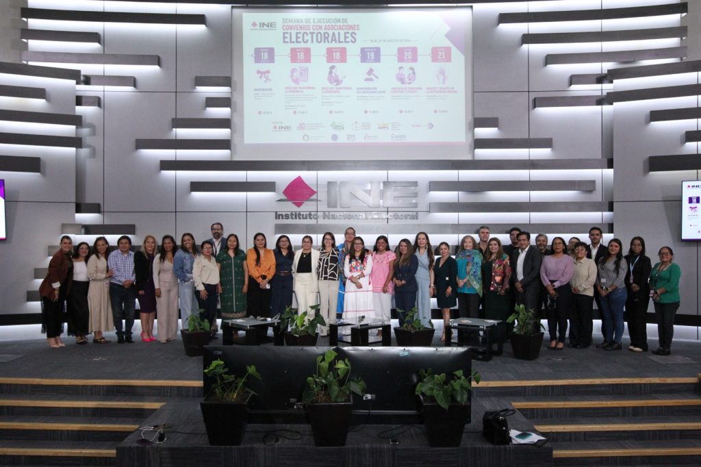 Foto grupal de las. y los asistentes a la Semana de Ejecución con Asociaciones electorales
