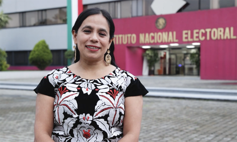 Mujer indígena de pie en las oficinas centrales del INE