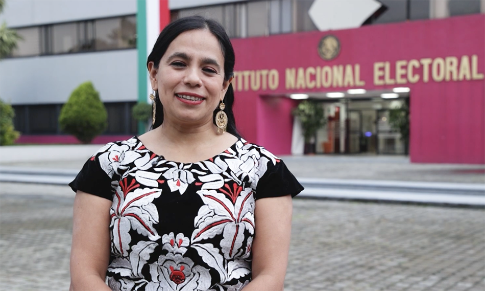 Mujer indígena de pie en las oficinas centrales del INE