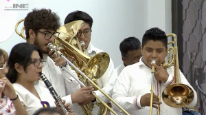 Personas tocando tambora en el evento