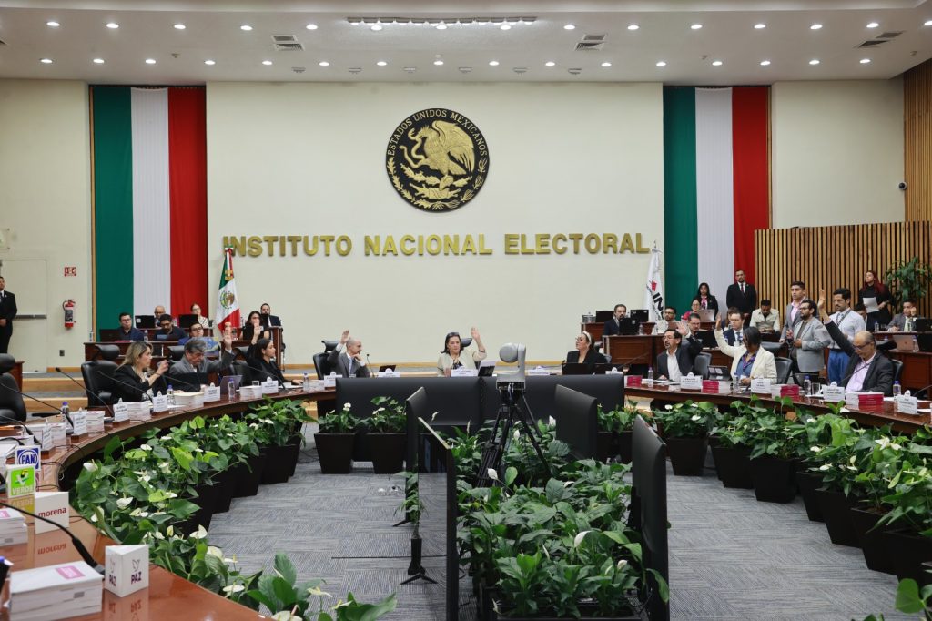 Personas Consejeras Electorales y representantes de partidos políticos sentados en el Salón del Consejo.