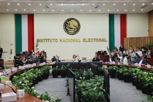 Personas Consejeras Electorales y representantes de partidos políticos sentados en el Salón del Consejo.