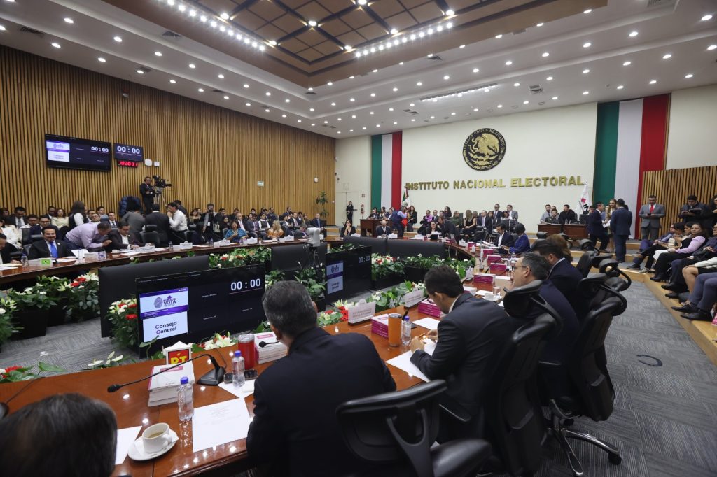 Personas Consejeras Electorales y representantes de partidos políticos sentados en el salón de sesiones del instituto.
