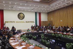 Personas Consejeras Electorales y representantes de partidos políticos sentados en el salón de sesiones del instituto.