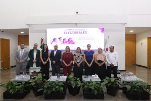 Personas participantes paradas en el estrado posando para la foto.