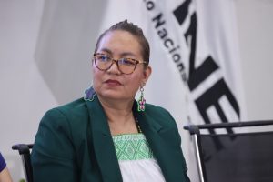 Claudia Arlett Espino, Secretaria Ejecutiva participando en el evento.