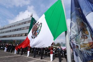 Escolta subiendo la bandera en el asta.