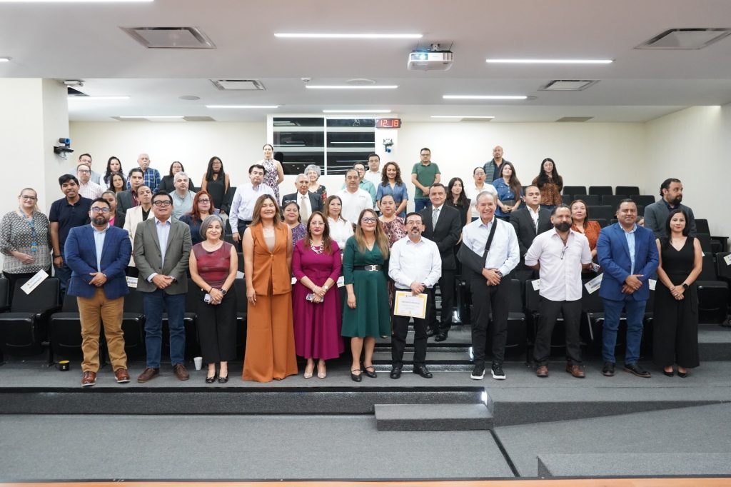 Foto Grupal de Arturo Chávez en el IEEEPC de Nuevo León