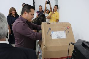 un hombre revisando una caja de cartón