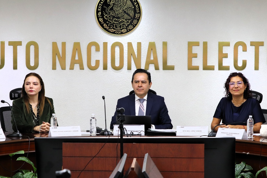 un hombre sentado en medio de dos mujeres