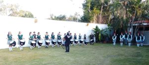 personas uniformadas en línea horizontal tocando tambores